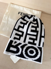Carica l&#39;immagine nel visualizzatore di Gallery, Fendi Cappellino Limited Marc Jacobs Bianco &amp; Nero
