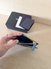 Carica l'immagine nel visualizzatore di Gallery, Prada Portafoglio Compact Piatto Con Zip Esterna
