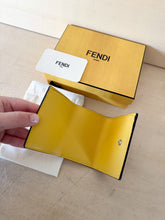 Carica l'immagine nel visualizzatore di Gallery, Fendi Portafoglio Compact FF Round Bicolor
