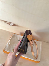 Carica l&#39;immagine nel visualizzatore di Gallery, Louis Vuitton Borsa Pochette Accessoires NM
