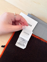 Carica l&#39;immagine nel visualizzatore di Gallery, Balenciaga Sciarpa Logo Scritta Arancione
