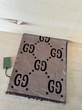 Carica l'immagine nel visualizzatore di Gallery, Gucci Sciarpa GG Freedom Beige &amp; Marrone
