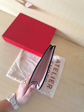 Carica l&#39;immagine nel visualizzatore di Gallery, Valentino Pochette V Logo
