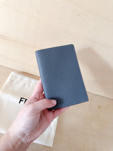 Carica l'immagine nel visualizzatore di Gallery, Fendi Porta Passaporto Pelle Martellata Antracite
