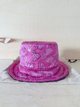 Carica l'immagine nel visualizzatore di Gallery, Gucci Bucket Reversibile Metallic GG Fucsia
