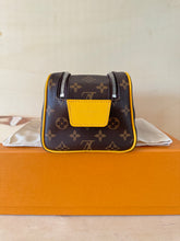 Carica l&#39;immagine nel visualizzatore di Gallery, Louis Vuitton Trousse Toilette Dopp Kit Bicolor
