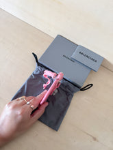 Carica l&#39;immagine nel visualizzatore di Gallery, Balenciaga Portamonete Le Cagole Rosa Con Strass

