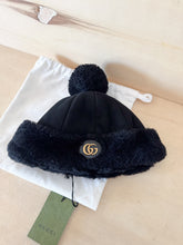 Carica l&#39;immagine nel visualizzatore di Gallery, Gucci Cappello In Shearling Nero Con Pompon
