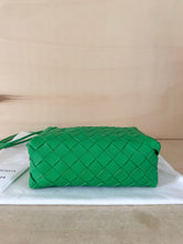 Carica l'immagine nel visualizzatore di Gallery, Bottega Veneta Borsa Mini Loop Color Parakeet
