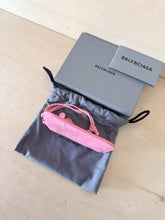 Carica l&#39;immagine nel visualizzatore di Gallery, Balenciaga Portamonete Le Cagole Rosa Con Strass
