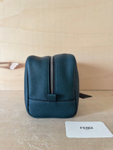 Carica l'immagine nel visualizzatore di Gallery, Fendi Beauty Trousse Medio In Pelle
