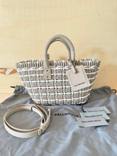 Carica l&#39;immagine nel visualizzatore di Gallery, Balenciaga Borsa Basket Bistro XS Bicolor
