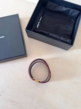 Carica l&#39;immagine nel visualizzatore di Gallery, Saint Laurent Bracciale Cassandre Logo Doppio Giro Stampa Cocco
