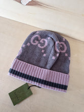 Carica l&#39;immagine nel visualizzatore di Gallery, Gucci Cappello GG In Cashmere Lilla &amp; Antracite
