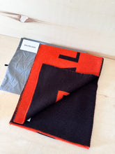 Carica l&#39;immagine nel visualizzatore di Gallery, Balenciaga Sciarpa Logo Scritta Arancione
