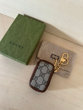 Carica l&#39;immagine nel visualizzatore di Gallery, Gucci portachiavi pouch GG Supreme
