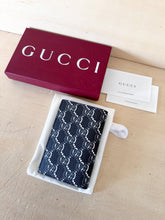 Carica l'immagine nel visualizzatore di Gallery, Gucci Portacarte Verticale GG Shadow Nero/Grigio
