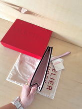 Carica l&#39;immagine nel visualizzatore di Gallery, Valentino Pochette V Logo
