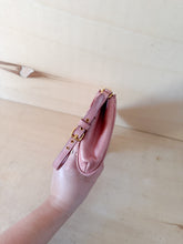 Carica l'immagine nel visualizzatore di Gallery, Miu Miu Pochette Matelassé Con Laccetto Rosa
