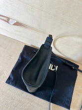 Carica l'immagine nel visualizzatore di Gallery, Fendi Mini Clutch Vitello Baltico Nera Con Tracolla
