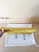 Carica l&#39;immagine nel visualizzatore di Gallery, Bottega Veneta Pochette Cassette Grande Gialla
