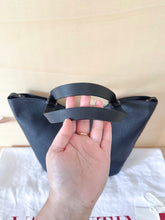 Carica l'immagine nel visualizzatore di Gallery, Valentino Borsa Shopping Piccola Rockstud In Vitello Granato
