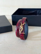 Carica l&#39;immagine nel visualizzatore di Gallery, Saint Laurent Bracciale Cassandre Logo Doppio Giro Stampa Cocco
