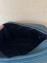 Carica l'immagine nel visualizzatore di Gallery, Fendi Beauty Trousse Medio In Pelle
