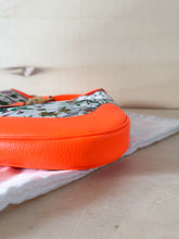 Carica l&#39;immagine nel visualizzatore di Gallery, Gucci Jackie 1961 Arancione Fluo
