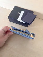 Carica l'immagine nel visualizzatore di Gallery, Prada Portafoglio Compact Piatto Con Zip Esterna
