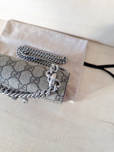 Carica l&#39;immagine nel visualizzatore di Gallery, Gucci Mini Dionysus Verticale GG Supreme Rossa
