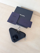 Carica l&#39;immagine nel visualizzatore di Gallery, Prada Portamonete &amp; Charm Triangolo
