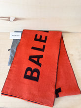 Carica l&#39;immagine nel visualizzatore di Gallery, Balenciaga Sciarpa Logo Scritta Arancione
