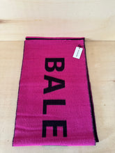 Carica l&#39;immagine nel visualizzatore di Gallery, Balenciaga Sciarpa Magenta Scritta Logo
