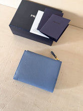 Carica l'immagine nel visualizzatore di Gallery, Prada Portafoglio Compact Piatto Con Zip Esterna
