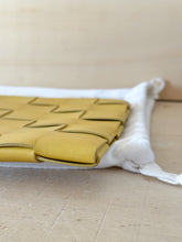 Carica l&#39;immagine nel visualizzatore di Gallery, Bottega Veneta Pochette Cassette Grande Gialla
