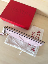 Carica l&#39;immagine nel visualizzatore di Gallery, Valentino Pochette V Logo
