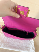 Carica l'immagine nel visualizzatore di Gallery, Fendi Baguette Media Color Lampone
