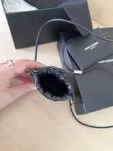 Carica l&#39;immagine nel visualizzatore di Gallery, Saint Laurent Porta AirPods E Monete
