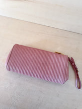 Carica l'immagine nel visualizzatore di Gallery, Miu Miu Pochette Matelassé Con Laccetto Rosa

