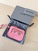 Carica l&#39;immagine nel visualizzatore di Gallery, Balenciaga Portamonete Le Cagole Rosa Con Strass
