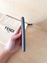 Carica l'immagine nel visualizzatore di Gallery, Fendi Porta Passaporto Pelle Martellata Antracite
