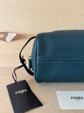 Carica l'immagine nel visualizzatore di Gallery, Fendi Beauty Trousse Medio In Pelle
