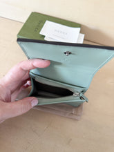 Carica l'immagine nel visualizzatore di Gallery, Gucci Portafoglio Compact GG Ophidia Verde Acqua
