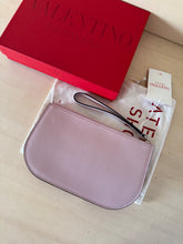 Carica l&#39;immagine nel visualizzatore di Gallery, Valentino Pochette V Logo
