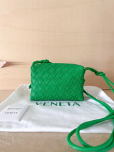 Carica l'immagine nel visualizzatore di Gallery, Bottega Veneta Borsa Mini Loop Color Parakeet
