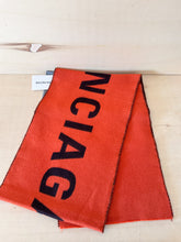 Carica l&#39;immagine nel visualizzatore di Gallery, Balenciaga Sciarpa Logo Scritta Arancione
