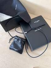 Carica l&#39;immagine nel visualizzatore di Gallery, Saint Laurent Porta AirPods E Monete
