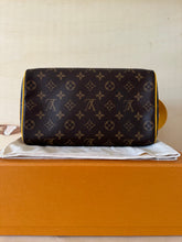 Carica l&#39;immagine nel visualizzatore di Gallery, Louis Vuitton Trousse Toilette Dopp Kit Bicolor
