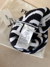 Carica l&#39;immagine nel visualizzatore di Gallery, Fendi Cappellino Limited Marc Jacobs Bianco &amp; Nero
